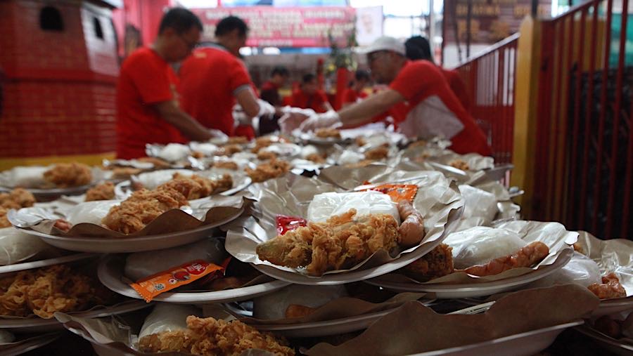 Makanan berbuka puasa ini nantinya akan dibagikan kepada warga sekitar yang datang. (Bloomberg Technoz/Andrean Kristianto)