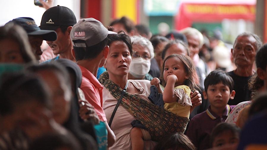 Mekipun waktu berbuka puasa masih 1 jam lagi, warga sudah rela mengantre di halaman vihara. (Bloomberg Technoz/Andrean Kristianto)