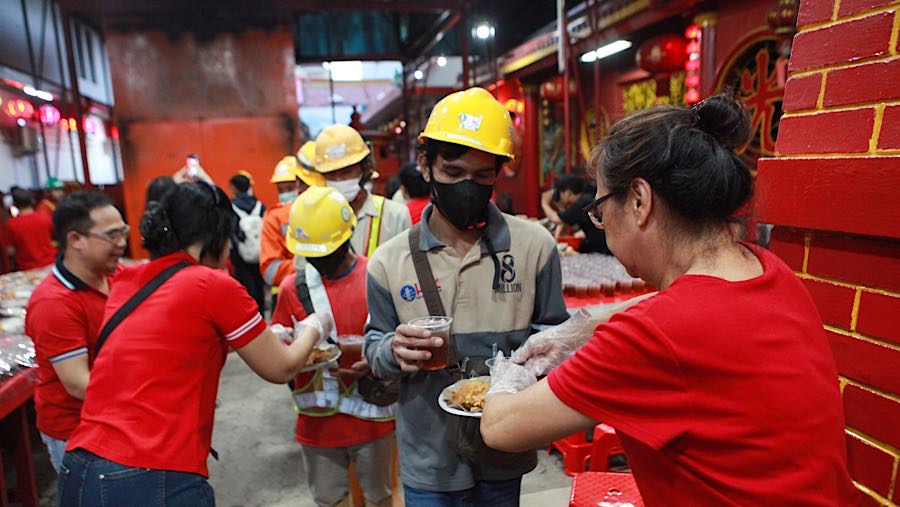 Pihak vihara menyiapkan 400 porsi makanan yang dibagikan secara gratis. (Bloomberg Technoz/Andrean Kristianto)