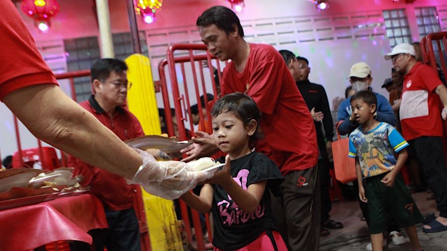 Sejumlah anak-anak juga antusias untuk mendapatkan menu berbuka puasa ini. (Bloomberg Technoz/Andrean Kristianto)