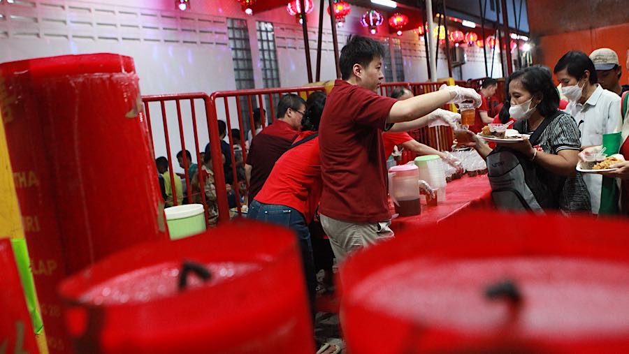Warga mengambil makanan untuk berbuka puasa di Vihara Dharma Bakti, Jakarta, Rabu (25/2/2026). (Bloomberg Technoz/Andrean Kristianto)