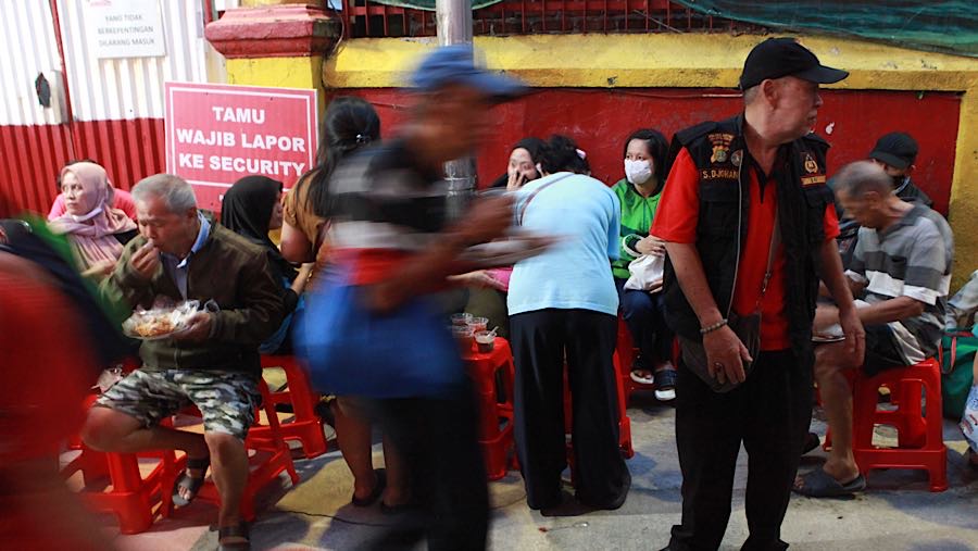 Tradisi membagikan menu berbuka puasa secara gratis ini memang rutin dilakukan setiap bulan puasa sejak tahun 2018. (Bloomberg Technoz/Andrean K)