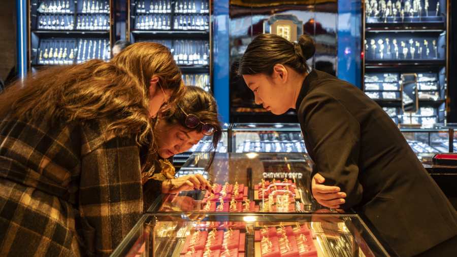 Perburuan emas perhiasan di Shanghai, China, pada Kamis, 19 Februari 2026 saat liburan Tahun Baru Imlek. dok: Qilai Shen/Bloomberg