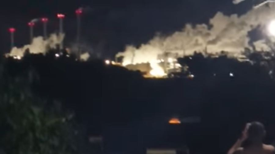 Penyimpanan kapur smelter Huafei di IWIP diduga kebakaran pada Rabu (25/2/2026) malam. (Tangkapan Layar via Facebook Feldi Runtuwene)