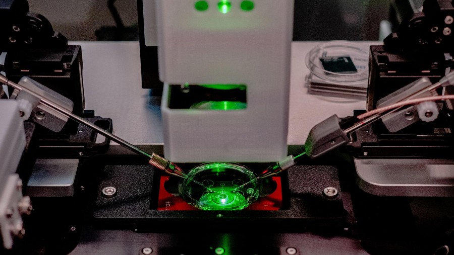 Lengan robot  dengan alat mikromanipulasi melakukan prosedur fertilisasi di Hope IVF di Mexico City. Fotografer: Fred Ramos/Bloomberg Businessweek