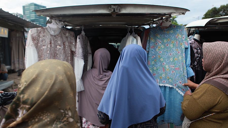 Sebutan tersebut pertama kali dipopulerkan penjual di Tanah Abang sebagai strategi pemasaran untuk model gamis. (Bloomberg Technoz/Andrean Kristianto)