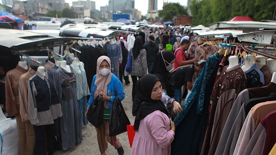 Viralnya gamis “bini orang” membuat omzet pedagang gamis meningkat hingga 80%. (Bloomberg Technoz/Andrean Kristianto)