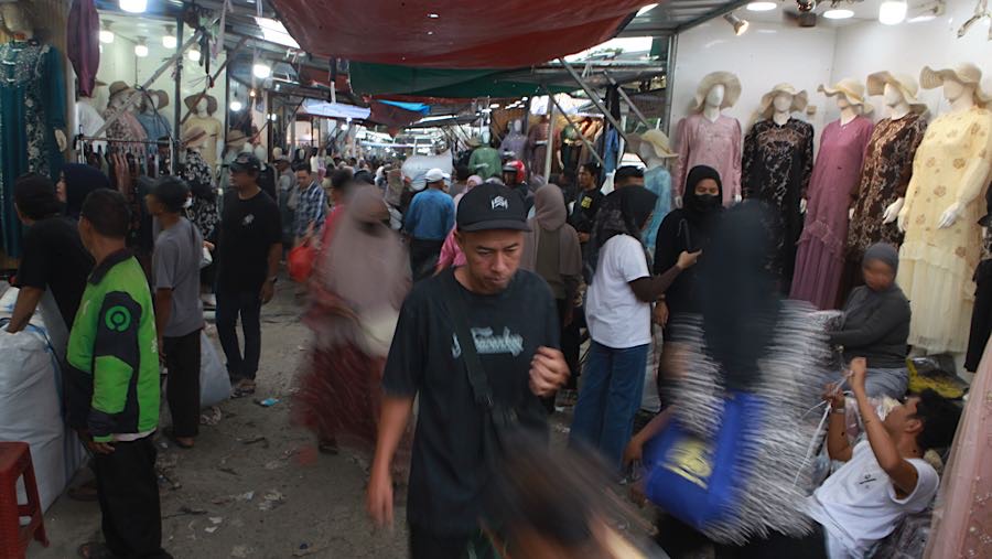 Tren busana Lebaran 2026 bertajuk gamis “bini orang” ramai diperbincangkan di media sosial. (Bloomberg Technoz/Andrean Kristianto)