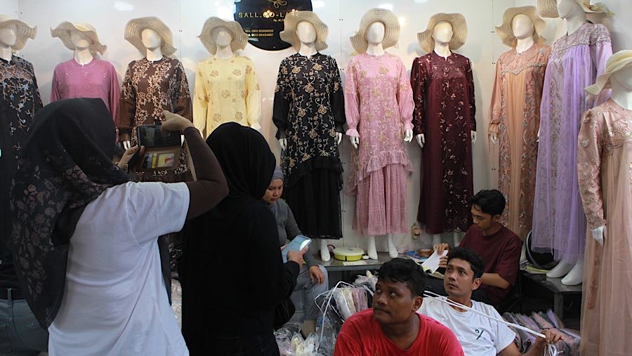 Istilah gamis “bini orang” bukan nama resmi dari desainer atau industri fesyen besar.. (Bloomberg Technoz/Andrean Kristianto)
