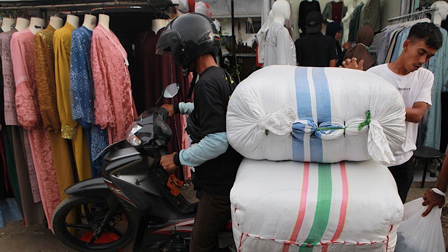 Ramainya tren gamis bini orang tidak hanya di Jakarta, banyak pedagang di luar pulau Jawa membeli dengan jumlah besar. (Bloomberg Technoz/Andrean)