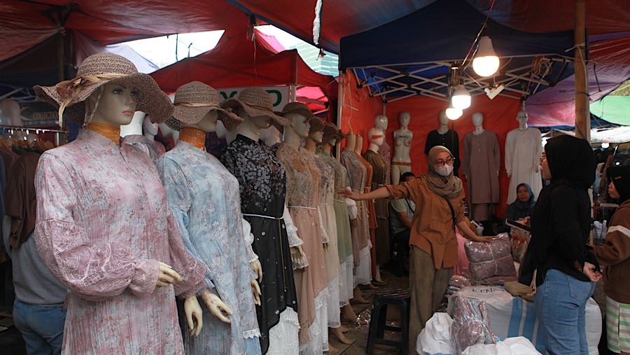 Pengunjung melihat pakaian gamis bini orang di Pasar Tasik, Cideng, Jakarta Pusat, Kamis (26/2/2026). (Bloomberg Technoz/Andrean Kristianto)