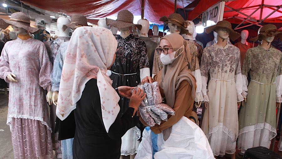 Pengunjung melihat pakaian gamis bini orang di Pasar Tasik, Cideng, Jakarta Pusat, Kamis (26/2/2026). (Bloomberg Technoz/Andrean Kristianto)