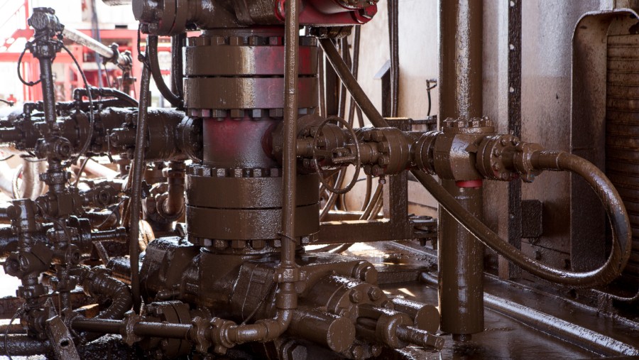 Pipa minyak di anjungan pengeboran di daerah Loma Campana./Bloomberg