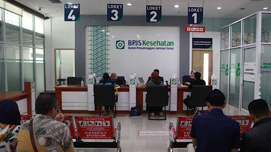 Petugas melayani peserta program BPJS Kesehatan di Kantor BPJS Kesehatan Jakarta Selatan, Kamis (26/2/2026). (Bloomberg Technoz/Andrean Kristianto)