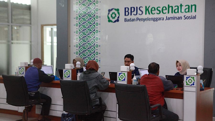 Petugas melayani peserta program BPJS Kesehatan di Kantor BPJS Kesehatan Jakarta Selatan, Kamis (26/2/2026). (Bloomberg Technoz/Andrean Kristianto)
