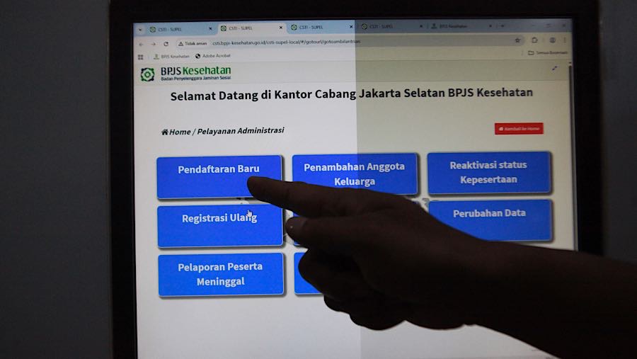 Dia menyebut kenaikan premi saat ini masih lebih rendah dibandingkan pengeluaran rutin untuk rokok. (Bloomberg Technoz/Andrean Kristianto)