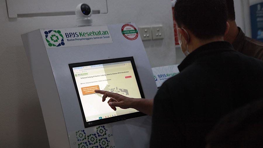 Petugas melayani peserta program BPJS Kesehatan di Kantor BPJS Kesehatan Jakarta Selatan, Kamis (26/2/2026). (Bloomberg Technoz/Andrean Kristianto)