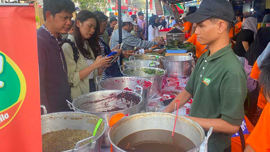 Penjual takjil di kawasan Bendungan Hilir. (Bloomberg Technoz/Dinda Decembria)