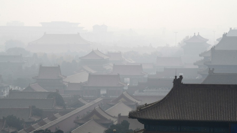 Kota Terlarang tertutup kabut asap di Beijing, China. (Bloomberg)