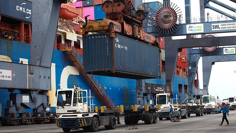 Pekerja melakukan aktivitas bongkar muat peti kemas di Pelabuhan Tanjung Priok, Jumat (27/2/2026). (Bloomberg Technoz/Andrean Kristianto)