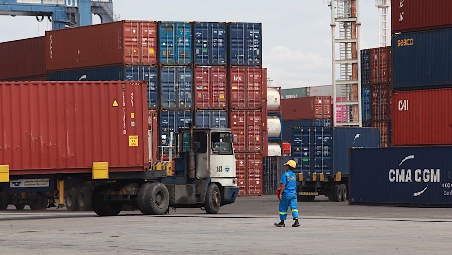 Pekerja melakukan aktivitas bongkar muat peti kemas di Pelabuhan Tanjung Priok, Jumat (27/2/2026). (Bloomberg Technoz/Andrean Kristianto)