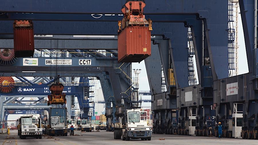 Pekerja melakukan aktivitas bongkar muat peti kemas di Pelabuhan Tanjung Priok, Jumat (27/2/2026). (Bloomberg Technoz/Andrean Kristianto)
