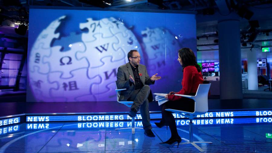 Papan nama elektronik Wikipedia menjadi latar lokasi dilakukannya wawancara dengan salah satu pendirinya, Jimmy Wales. dok: Simon Dawson/Bloomberg
