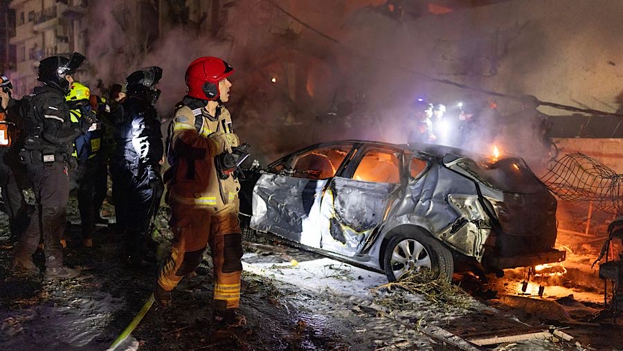 Petugas bekerja di sebuah gedung yang terkena serangan rudal Iran di Tel Aviv, Israel, Sabtu (28/2/2026). (Kobi Wolf/Bloomberg)
