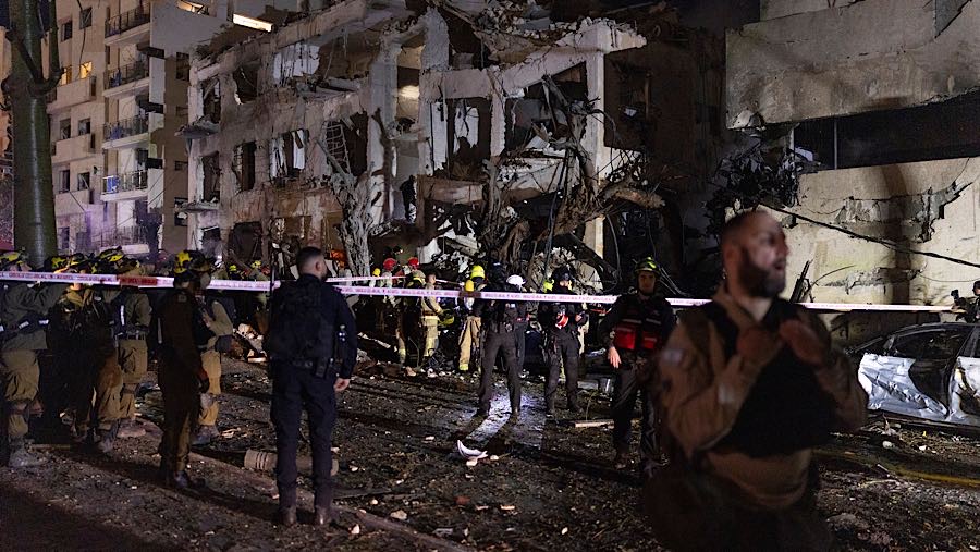 Petugas bekerja di sebuah gedung yang rusak terkena serangan rudal Iran di Tel Aviv, Israel, Sabtu (28/2/2026). (Kobi Wolf/Bloomberg)
