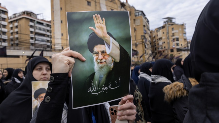 Warga di Beirut, Lebaon, memegang foto Pemimpin Tertinggi Iran, Ayatollah Ali Khamenei. dok: Bloomberg