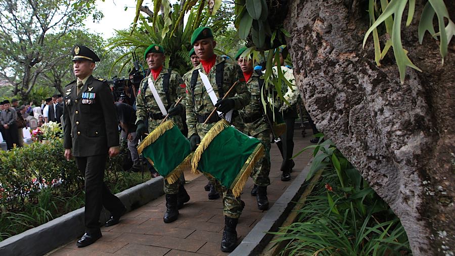 Prajurit mengiringi jenazah Wapres ke-6 Try Sutrisno saat akan dimakamkan di TMP Kalibata, Jakarta, Senin (2/3/2026). (Bloomberg Technoz/Andrean K)