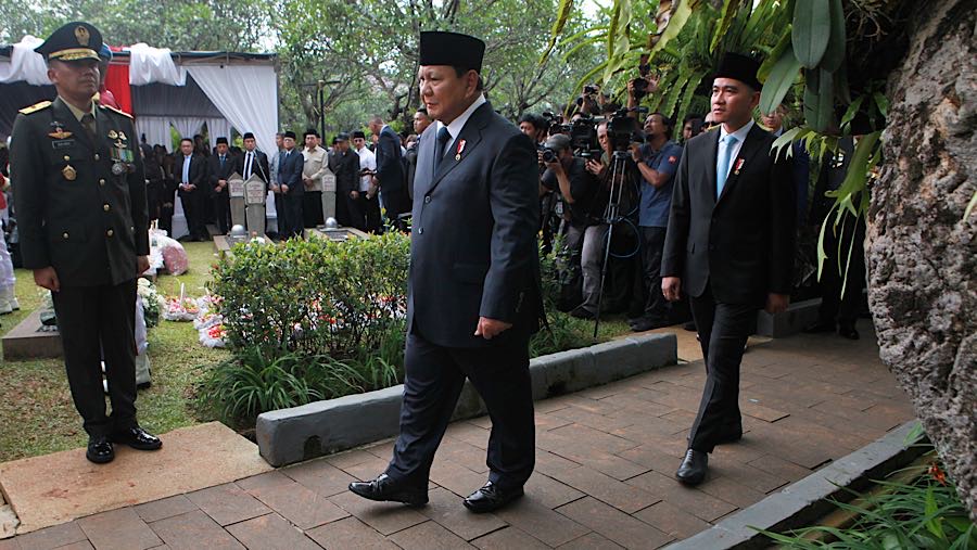 Pada upacara pemakaman tampak hadir Presiden Prabwo Subianto beserta Wakil Presiden Gibran Rakabuming Raka. (Bloomberg Technoz/Andrean K)