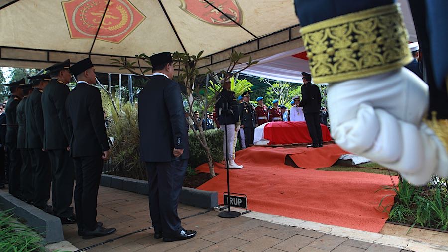 Dalam pemakaman terebut Presiden Prabowo Subianto menjadi Inspektur Upacara Pemakaman Wakil Presiden ke-6 Try Sutrisno. (Bloomberg Technoz/Andre)