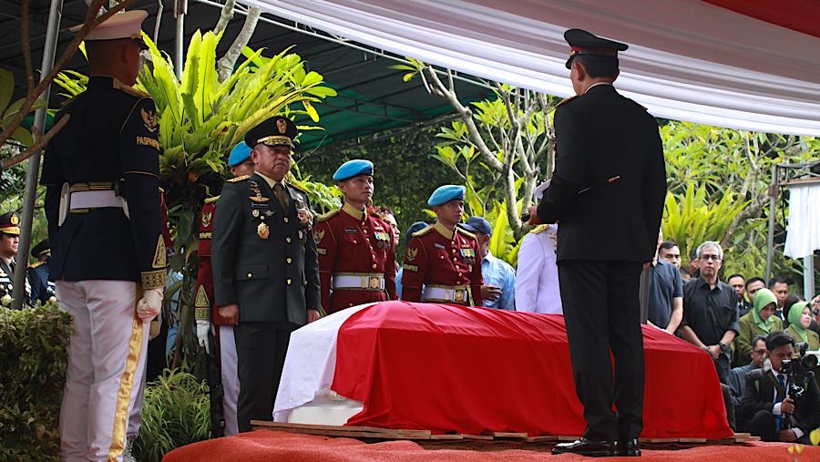 Suasana upacara pemakaman Wapres ke-6 Try Sutrisno di TMP Kalibata, Senin (2/3/2026). (Bloomberg Technoz/Andrean Kristianto)