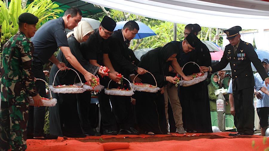 Usai jenazah dikuburkan, keluarga dan sanak saudara Try melaksanakan tabur bunga. (Bloomberg Technoz/Andrean Kristianto)