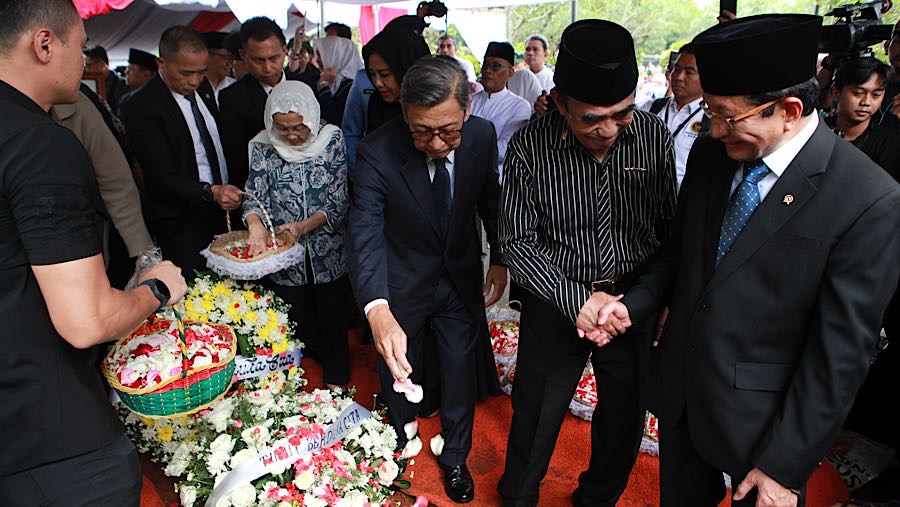 Tampak juga Wapres ke-11 Boediono yang ikut juga menaburkan bunga di atas makam Wapres ke-6 Try Sutrisno. (Bloomberg Technoz/Andrean Kristianto)