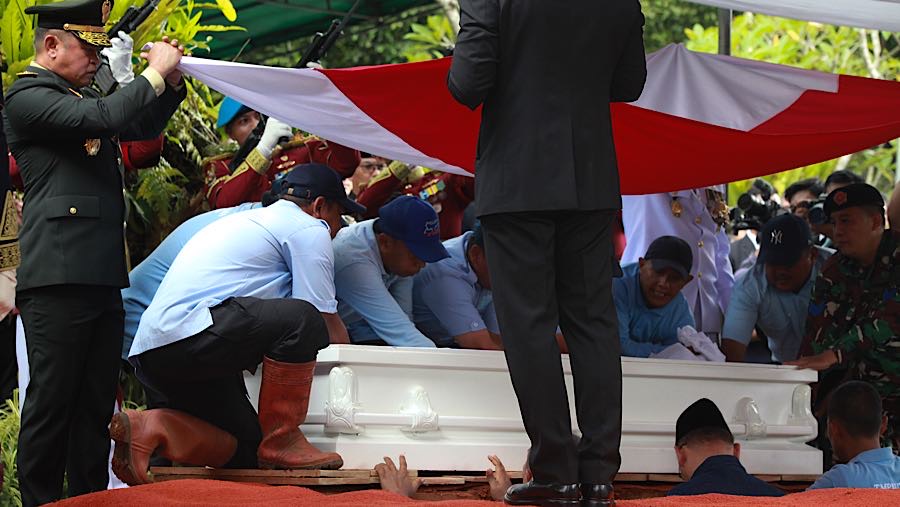 Wakil Presiden ke-6 RI, Try Sutrisno meninggal dunia di usia 90 tahun. (Bloomberg Technoz/Andrean Kristianto)