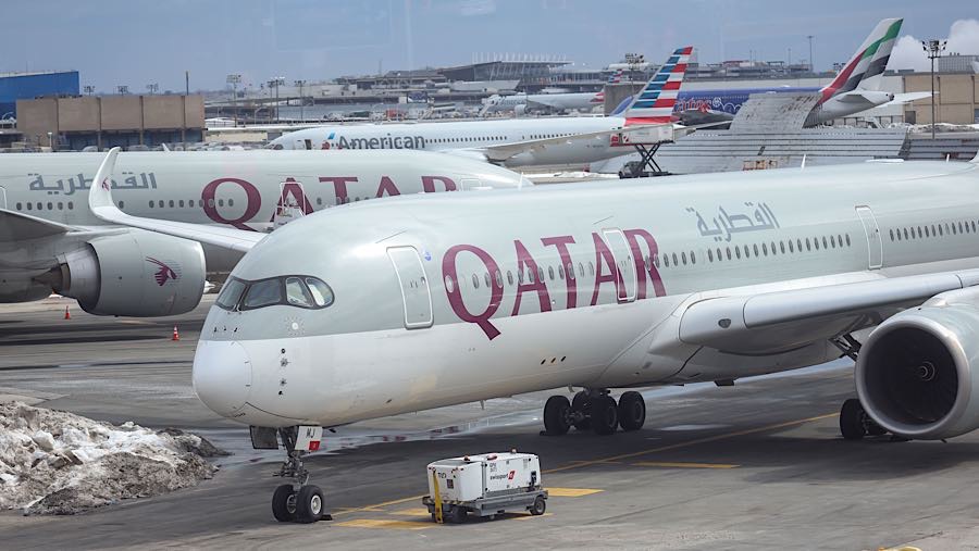 Pesawat-pesawat Qatar Airways terparkir di Bandara Internasional John F. Kennedy (JFK) di New York, AS, Minggu (1/3/2026). (Michael Nagle/Bloomberg)