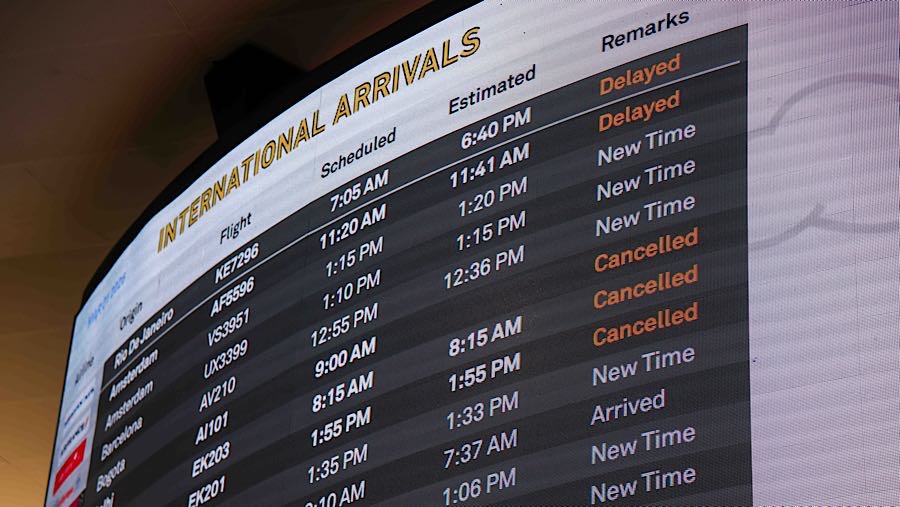 Pembatalan penerbangan Emirates Airlines di Bandara Internasional John F. Kennedy di New York, AS, Minggu (1/3/2026). (Michael Nagle/Bloomberg)