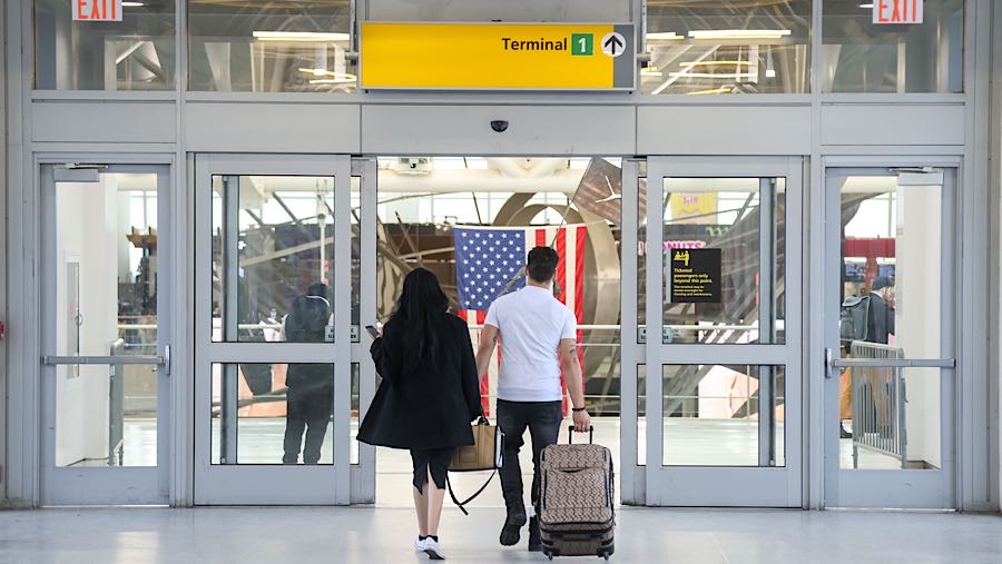 Ribuan penerbangan terganggu seiring eskalasi konflik yang melanda Timur Tengah. (Michael Nagle/Bloomberg)