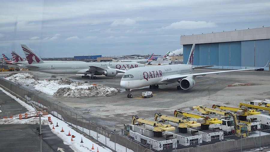 Pesawat-pesawat Qatar Airways terparkir di Bandara Internasional John F. Kennedy (JFK) di New York, AS, Minggu (1/3/2026). (Michael Nagle/Bloomberg)