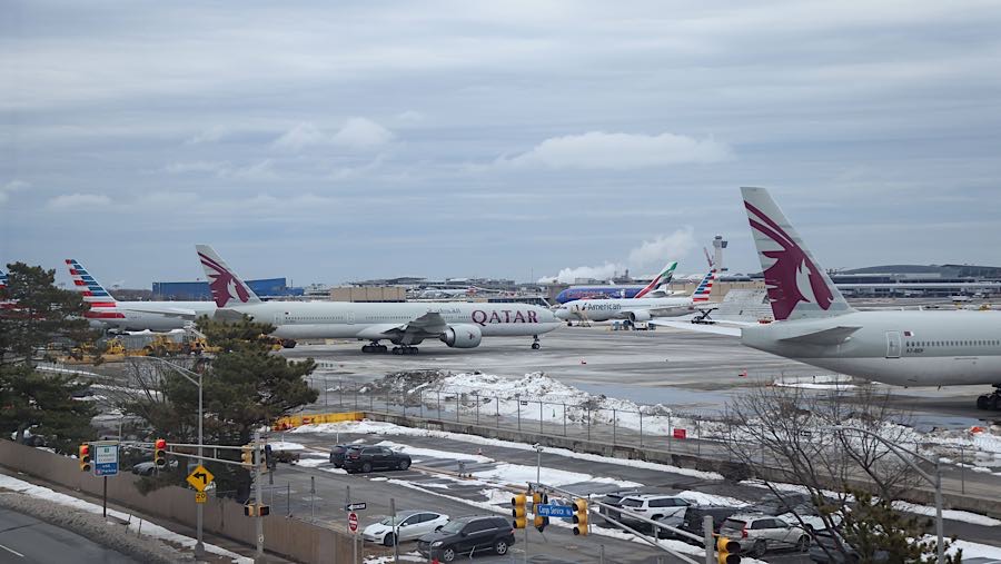 Emirates dan Qatar Airways membatalkan lebih dari 400 penerbangan sejak Minggu pukul 22.00 waktu New York. (Michael Nagle/Bloomberg)