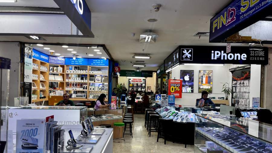 Suasana penjualan perangkat HP smartphone di pusat elektronik ITC Kuningan. Dok: Merinda Faradianti/Bloomberg Technoz