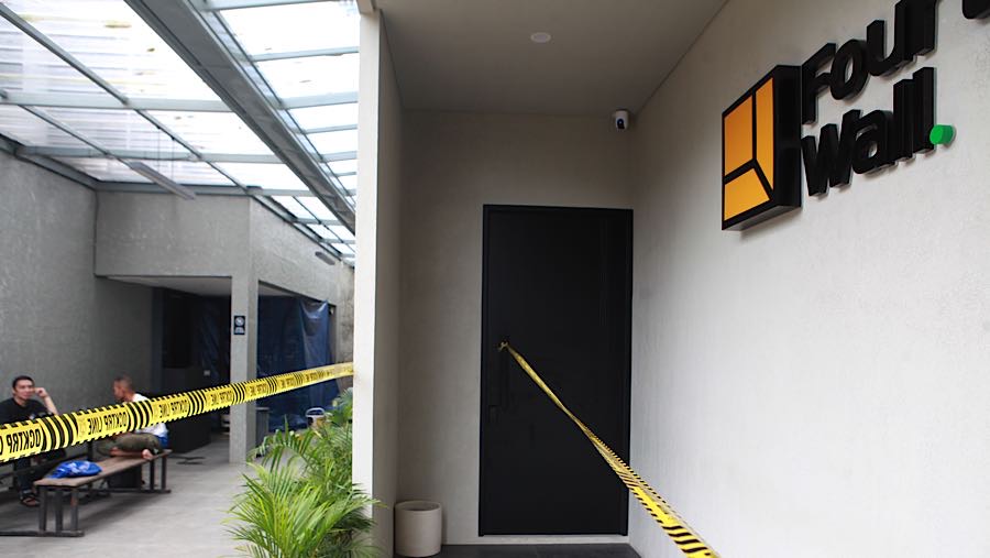 Tindakan tersebut merupakan penyegelan ulang setelah sebelumnya dilakukan oleh pihak kecamatan pada November 2025. (Bloomberg Technoz/Andrean K)