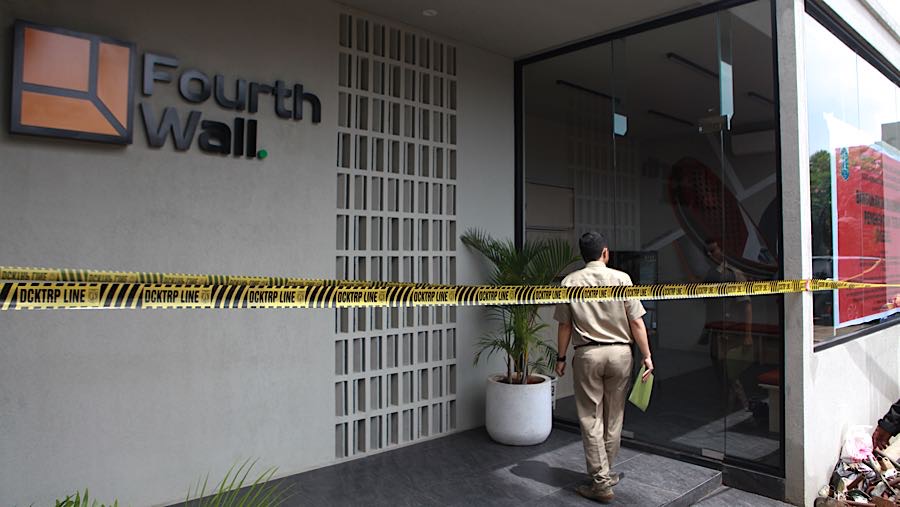 Sudin CKTRP menyegel Fourthwall Padel karena pengelola belum melengkapi izin operasional. (Bloomberg Tecnoz/Andrean Kristianto)