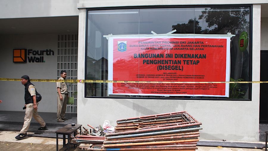 Petugas melakukan penyegelan lapangan padel Fourthwall di Jalan Haji Nawi Raya, Jakarta, Selasa (3/3/2026). (Bloomberg Tecnoz/Andrean Kristianto)