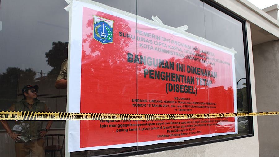 Petugas melakukan penyegelan lapangan padel Fourthwall di Jalan Haji Nawi Raya, Jakarta, Selasa (3/3/2026). (Bloomberg Tecnoz/Andrean Kristianto)