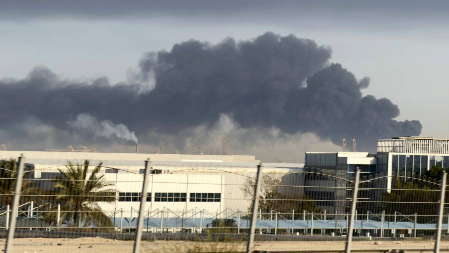 Asap membubung dari Pelabuhan Jebel Ali setelah serangan rudal Iran di Dubai, Uni Emirat Arab. (Bloomberg)