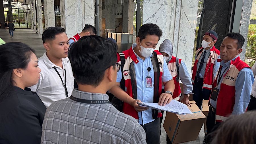 Penyidik OJK  bersiap melakukan penggeledahan di sebuah kantor sekuritas di Gedung Treasury Tower, Rabu (4/3/2026). (Bloomberg Technoz/Andrean)