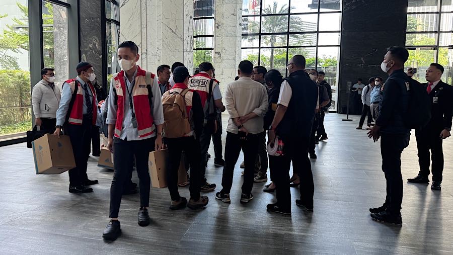 Sejumlah penyidik OJK Bareskrim pun mulai menaiki area gedung perkantoran tersebut sekitar pukul 11.00 WIB. (Bloomberg Technoz/Andrean)